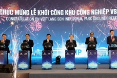 Lãnh đạo tỉnh Lạng Sơn và các đại biểu thực hiện nghi thức khởi công Khu Công nghiệp Việt Nam-Singapore Lạng Sơn. (Ảnh: Văn Đạt/ TTXVN)