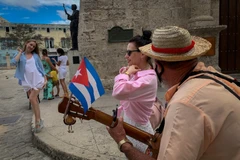 Khách du lịch Nga tham quan thủ đô La Habana, Cuba. (Ảnh: AFP/TTXVN)