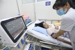 Điều dưỡng chăm sóc bệnh nhân. (Nguồn: TTXVN)