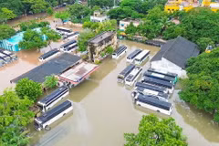 Bão Fengal đổ bộ gây ngập lụt tại Puducherry, Ấn Độ ngày 1/12/2024. (Ảnh: ANI/TTXVN)