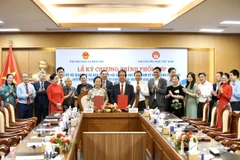 Chủ tịch Hội Khuyến học Việt Nam Nguyễn Thị Doan và Bộ trưởng Bộ Giáo dục và Đào tạo Nguyễn Kim Sơn thay mặt hai bên ký kết chương trình phối hợp về công tác khuyến học. (Nguồn: Bộ Giáo dục và Đào tạo)