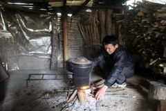 Anh Hà Văn Mùi, thôn Bồng, xã Lũng Niêm, huyện Bá Thước, tỉnh Thanh Hóa lên khu tái định cư mới năm 2014 nhưng hiện vẫn chưa nhận được tiền hỗ trợ tái định cư. (Ảnh: Nguyễn Nam/TTXVN)