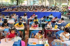 Thiếu nhi tham gia một cuộc thi vẽ tranh. (Nguồn: TTXVN)