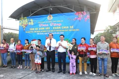 Lãnh đạo tỉnh Long An trao tặng vé xe đưa công nhân lao động về quê ăn Tết. (Ảnh: Đức Hạnh/TTXVN)