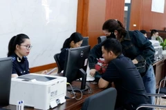 Các doanh nghiệp làm thủ tục mở tờ khai thông quan tại Cửa khẩu quốc tế đường bộ số II Kim Thành. (Ảnh: Quốc Khánh/TTXVN)