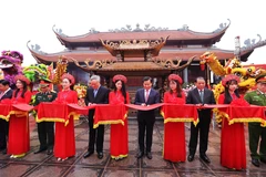 Phó Thủ tướng Lê Minh Khái và các đạI biểu cắt băng khánh thành Đền thờ Hoàng Hoa Thám và nghĩa quân Yên Thế. (Ảnh: Danh Lam/TTXVN)