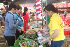 Người dân trải nghiệm các gian hàng ẩm thực. (Ảnh: Thanh Hòa/TTXVN)