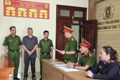 Cơ quan Cảnh sát Điều tra Công an tỉnh Lâm Đồng đọc quyết định bắt tạm giam bị can Cà Đức Hom. (Nguồn: Công an tỉnh Lâm Đồng)