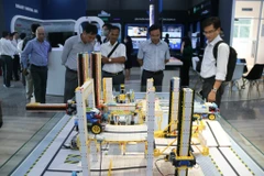 Khách tham quan khu vực trưng bày sản phẩm nghiên cứu tại Đại học Quốc gia Thành phố Hồ Chí Minh. (Ảnh: TTXVN phát)