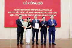 Lãnh đạo tỉnh Nam Định trao Quyết định chủ trương đầu tư Khu Công nghiệp Trung Thành. (Ảnh: Thái Thuần/ TTXVN)