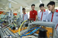 Giới thiệu mô hình tự động hóa cho sinh viên Lớp Điện tử Công nghiệp K13 của Trường Cao đẳng nghề Công nghệ cao Hà Nội. (Ảnh: Hoàng Hiếu/ TTXVN)