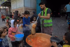 Các em nhỏ nhận thực phẩm cứu trợ tại thành phố Rafah, Dải Gaza. (Ảnh: THX/TTXVN)
