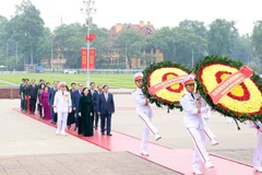 Đoàn đại biểu lãnh đạo, nguyên lãnh đạo Đảng, Nhà nước đến đặt vòng hoa và vào Lăng viếng Chủ tịch Hồ Chí Minh. (Ảnh: Phạm Kiên/ TTXVN)