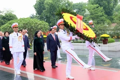 Lãnh đạo Đảng và Nhà nước đến đặt vòng hoa tưởng niệm các Anh hùng liệt sỹ. (Ảnh: An Đăng/TTXVN)