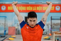 Đô cử Trịnh Văn Vinh nỗ lực tập luyện để đạt thành tích tốt nhất tại kỳ Olympic. (Ảnh: Minh Quyết/TTXVN)