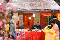 Không gian văn hóa Tết truyền thống trên phố bích họa Phùng Hưng, Hà Nội. (Ảnh: Thanh Tùng/TTXVN)