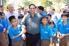 Thủ tướng Phạm Minh Chính với học sinh Trường Hy Vọng. (Ảnh: Dương Giang/TTXVN)