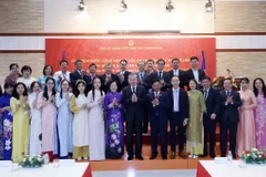 Chủ tịch nước Tô Lâm với cán bộ, nhân viên Đại sứ quán và đại diện cộng đồng người Việt Nam tại Campuchia. (Ảnh: Nhan Sáng/TTXVN)