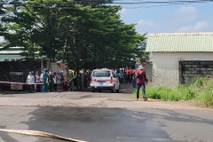 Các lực lượng chức năng thực hiện nhiệm vụ tại hiện trường vụ nổ lò hơi. (Ảnh: Đậu Tất Thành/TTXVN)