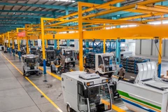 Công nhân làm việc trong phân xưởng sản xuất xe điện tại đặc khu phát triển kinh tế Phồn Xương ở tỉnh An Huy, Trung Quốc. (Ảnh: THX/TTXVN)