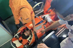 Vận chuyển đưa bệnh nhân Lê Ngọc Khôn vào bờ an toàn. (Ảnh: TTXVN phát)