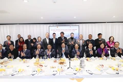 Thủ tướng Phạm Minh Chính với các doanh nghiệp tham dự tọa đàm. (Ảnh: Dương Giang/TTXVN)