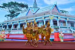 Biểu diễn múa của đồng bào Khmer trong Tết Chôl Chnăm Thmây năm 2024 ở Sóc Trăng. (Ảnh: Tuấn Phi/TTXVN)