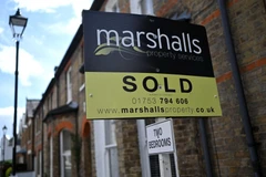 Biển bán nhà tại Windsor, phía tây London, Anh. (Ảnh: AFP/TTXVN)