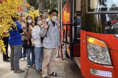 Sinh viên háo hức lên các chuyến xe về quê đón Tết. (Ảnh: Hồng Giang/TTXVN)