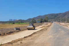 Thi công dự án Cải tạo nâng cấp đường ven núi Minh Đạm, đoạn từ Tỉnh lộ 44A giáp khu du lịch Thùy Dương đến ngã ba Long Phù, thị trấn Phước Hải (Đất Đỏ, Bà Rịa-Vũng Tàu). (Ảnh: Hoàng Nhị/TTXVN)