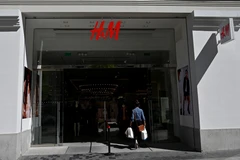 (Tư liệu) Một cửa hàng của H&M tại Madrid, Tây Ban Nha. (Ảnh: AFP/TTXVN)