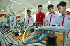 Giới thiệu mô hình tự động hóa cho sinh viên Lớp Điện tử Công nghiệp K13 của Trường Cao đẳng nghề Công nghệ cao Hà Nội. (Ảnh: Hoàng Hiếu/ TTXVN)