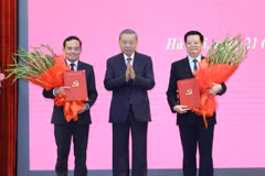 Tổng Bí thư, Chủ tịch nước Tô Lâm trao Quyết định phân công nhiệm vụ của Bộ Chính trị và tặng hoa chúc mừng các đồng chí Trần Lưu Quang (bên trái), Trưởng Ban Kinh tế Trung ương và Mai Văn Chính (bên phải), Trưởng Ban Dân vận Trung ương. (Ảnh: Trí Dũng/TTXVN)