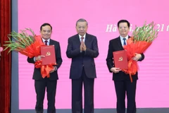 Tổng Bí thư, Chủ tịch nước Tô Lâm trao Quyết định phân công nhiệm vụ của Bộ Chính trị và tặng hoa chúc mừng các đồng chí Trần Lưu Quang (bên trái), Trưởng Ban Kinh tế Trung ương và Mai Văn Chính (bên phải), Trưởng Ban Dân vận Trung ương. (Ảnh: Trí Dũng/TTXVN)