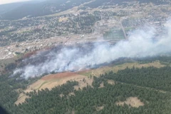Khói bốc lên từ đám cháy rừng tại Shetland Creek, British Columbia, Canada, ngày 21/7/2024. (Ảnh: THX/TTXVN)