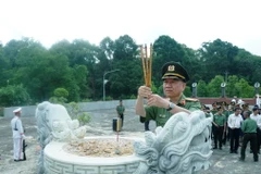 Đại tướng Tô Lâm, Bộ trưởng Bộ Công an dâng hương tại Khu Di tích lịch sử Ban An ninh Trung ương cục miền Nam. (Ảnh: Thanh Tân/ TTXVN)