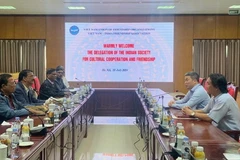 Chủ tịch VUFO Phan Anh Sơn (bên phải) trao đổi với đoàn ISCUF. (Nguồn: Báo Quốc tế)