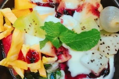 Hoa quả dầm sữa chua. (Nguồn: Vietnam+)