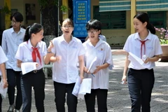 Thí sinh tại điểm thi THCS Lý Thường Kiệt (Đà Nẵng) hoàn thành môn thi đầu tiên của Kỳ thi Tuyển sinh lớp 10 THPT. (Ảnh: Văn Dũng/TTXVN)