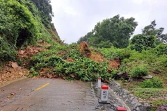 Một vị trí đất đá sạt lở gây ách tắc giao thông trên địa bàn tỉnh Quảng Bình. (Ảnh: TTXVN phát)