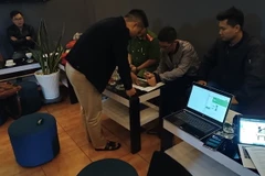 Công an khám xét chỗ ở, thu giữ nhiều tang vật liên quan tới vụ án. (Nguồn: Cơ quan Công an)