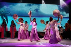 Tiết mục múa do câu lạc bộ Ví Dặm trình diễn. (Ảnh: TTXVN)