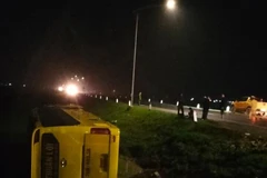 Hiện trường vụ xe khách lao xuống ruộng bên tuyến tránh quốc lộ 1 rồi lật nghiêng. 