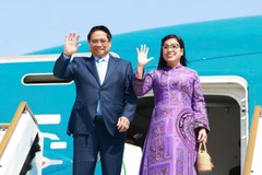 Thủ tướng Phạm Minh Chính và Phu nhân rời Abu Dhabi, kết thúc chuyến thăm chính thức UAE. (Ảnh: Dương Giang/TTXVN)