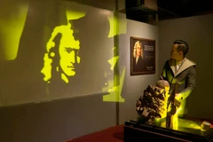 Tác phẩm "Điêu khắc ánh sáng" chân dung của các nhà khoa học, danh họa, nhạc sỹ nổi tiếng trên thế giới của anh Bùi Văn Tự. (Ảnh: Thùy Dung/TTXVN)