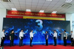 Các đại biểu thực hiện nghi thức bấm nút khai trương thí điểm Trung tâm điều hành giao thông thông minh (TOC). (Ảnh: Tuyết Mai/ TTXVN)