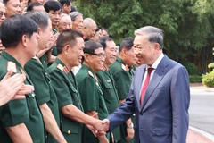 Tổng Bí thư, Chủ tịch nước Tô Lâm gặp mặt cựu chiến binh Sư đoàn 308. (Ảnh: Lâm Khánh/TTXVN)