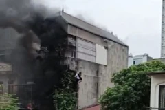 Người dân thoát ra khỏi vụ cháy ở Hà Đông.