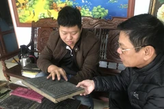 Bản khắc mộc bản kinh Phật được các nghệ nhân lưu giữ hàng trăm năm. (Ảnh: Tiến Vĩnh/TTXVN)
