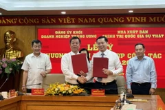 Bí thư Đảng ủy Khối Doanh nghiệp Trung ương Nguyễn Long Hải (phải) và Giám đốc, Tổng biên tập Nhà xuất bản Chính trị quốc gia Sự thật Vũ Trọng Lân ký Chương trình phối hợp công tác giai đoạn 2024-3030. (Ảnh: TTXVN phát)